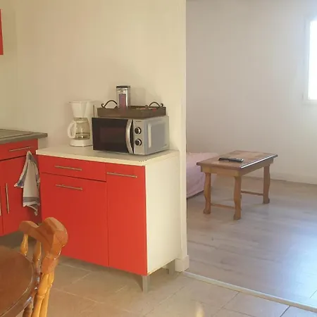 Petite Maison Avec Jardinet *